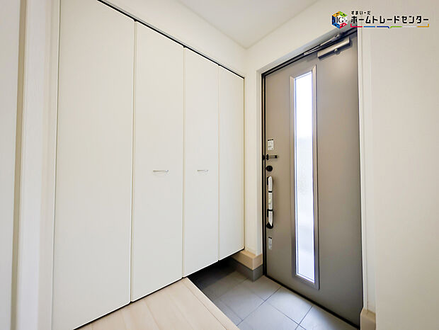 【玄関】明るく清潔感のある玄関でお客様を迎えるスペースをパッと明るい印象に!大容量の収納力で大家族の履物もすっきり収納できます♪