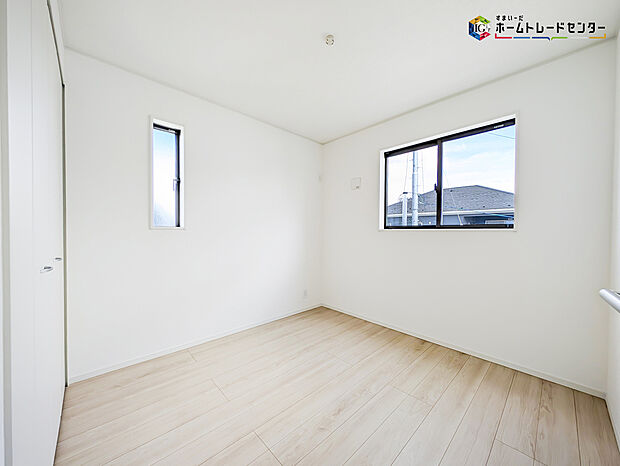 【リビング以外の居室】2面採光を確保した明るい室内は、風通しも良く居心地の良い空間となっております。爽やかな風を感じて起きる朝は、快適生活の始まりに!