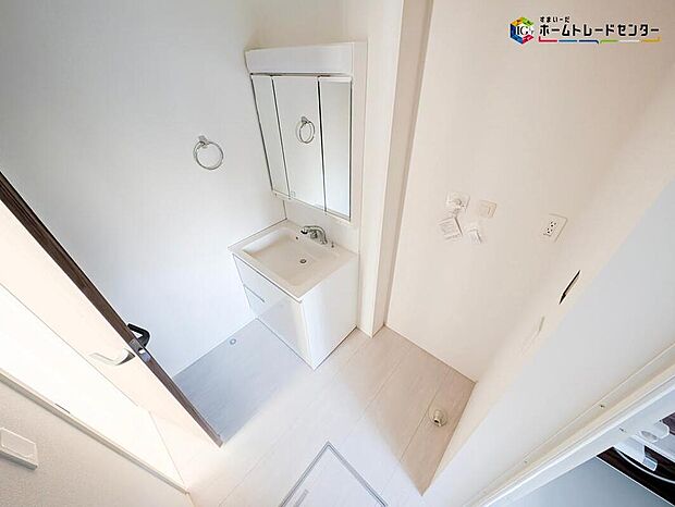 【洗面台・洗面所】女性にはうれしい３面鏡化粧台。鏡の裏が収納になっている機能的なタイプです。他にも収納がございますので、ちょっとした生活用品等の収納もできます！