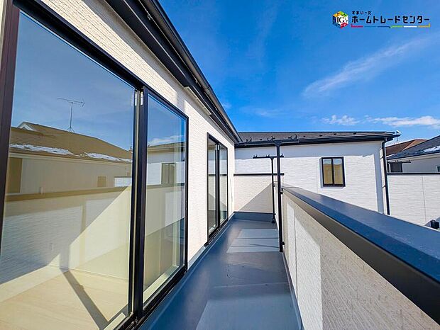 【バルコニー】お陽さまの光をさわやかな風をたっぷりとりこめる2面バルコニー。晴れた日にはたっぷりの洗濯物や布団を干せそうだ。