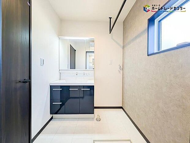 【洗面台・洗面所】三面鏡付きの洗面化粧台ですので、たっぷりと収納いただけます！
清潔感のある快適空間で毎日の身支度も気持ち良くお使い頂けますね。