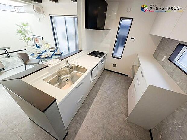 【キッチン】カウンターキッチンになっており、リビングダイニングを見渡せるようになっております♪
お食事の準備をしながらでもご家族とのコミュニケーションを楽しめますね！
家事時間の短縮に便利な食洗機付きです！