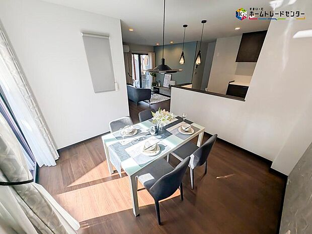 【リビング】家族の食事や団らんのほか、子供を遊ばせたり、友人を招いたりするＬＤＫは住まいの中心。
長時間過ごす場所だから、その空間は住まい全体の居心地を左右します。