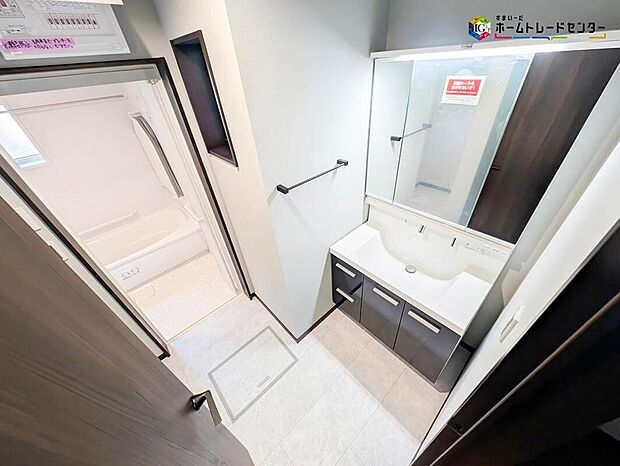 【洗面所】三面鏡付きの洗面化粧台ですので、たっぷりと収納いただけます！
清潔感のある快適空間で毎日の身支度も気持ち良くお使い頂けますね。