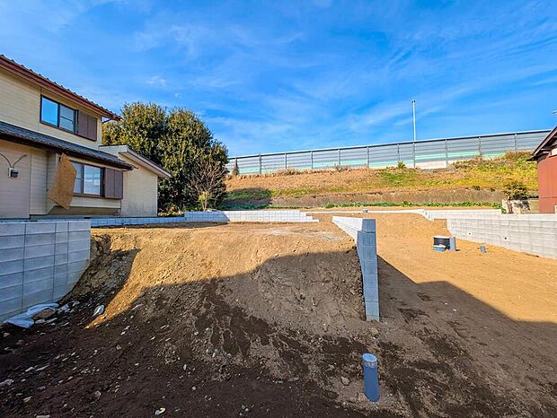 【現地外観写真】嬉しい仕様がたくさん！
浴室乾燥機、水廻り集中設計、全洋室、WIC、SIC、南庭、駐車2台可能（車種による）等♪