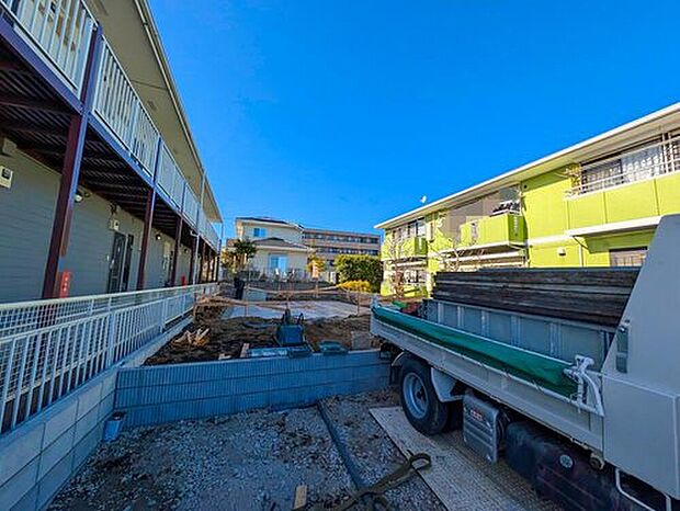 【現地外観写真】嬉しい仕様がたくさん!
全洋室、食洗機、浴室乾燥機、水廻り集中設計、WIC、パントリー、インナーバルコニー、庭、宅配BOX、駐車2台可能(車種による)等♪