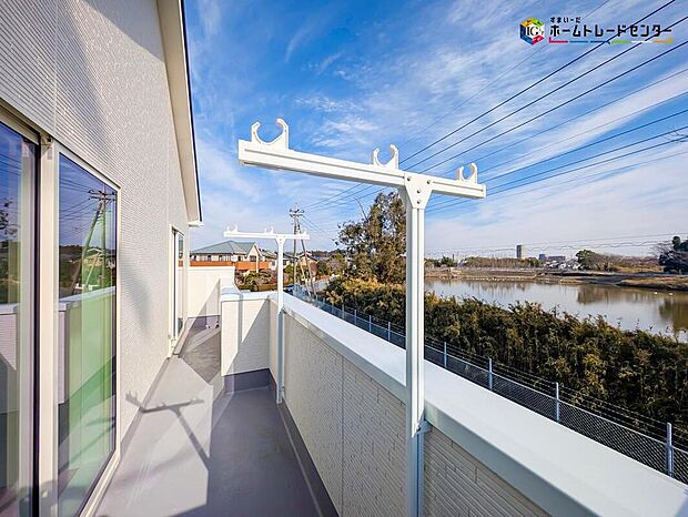 【バルコニー】お陽さまの光をさわやかな風をたっぷりとりこめる2面バルコニー。晴れた日にはたっぷりの洗濯物や布団を干せそうだ。