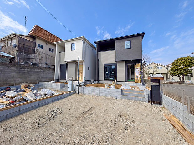 【現地外観写真】嬉しい仕様がたくさん！
浴室乾燥機、リビングイン階段、WIC、ファミリークローク、ランドリースペース、リビング収納、インナーバルコニー、庭、宅配BOX、駐車2台可能等♪