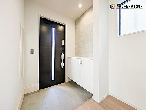 【玄関】明るく清潔感のある玄関でお客様を迎えるスペースをパッと明るい印象に！大容量の収納力で大家族の履物もすっきり収納できます♪ウッドテイストの玄関ドアがお洒落です。