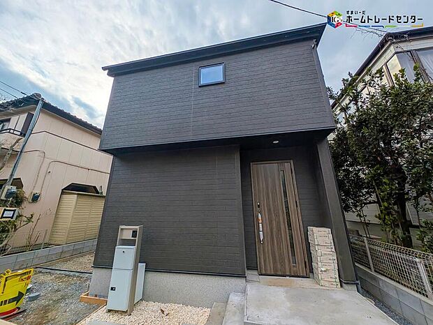 【現地外観写真】落ち着いた外観が印象的な住まい。浴室乾燥機や和室、豊富な収納、南向きバルコニーとお庭付きで、駐車2台可能なゆとりある暮らしを実現！