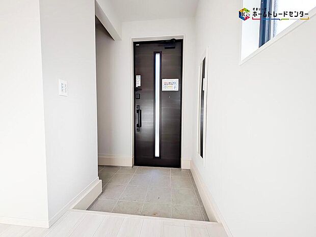 【玄関】明るく清潔感のある玄関でお客様を迎えるスペースをパッと明るい印象に！大容量の収納力で大家族の履物もすっきり収納できます♪ウッドテイストの玄関ドアがお洒落です。