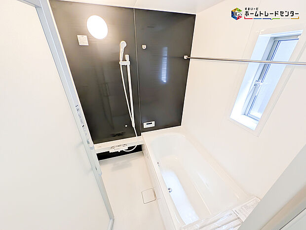 【浴室】毎日の疲れを癒す浴室は１坪タイプで、床は乾きやすく、滑りにくい速乾床を採用しておりお子様とのお風呂タイムも安心してゆったりとくつろげます。