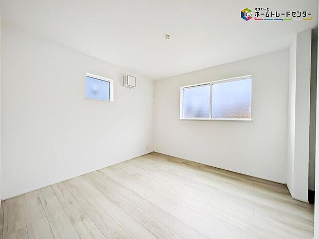 【リビング以外の居室】日中電気をつけなくても、差し込む陽光でまぶしいほど明るい２面採光の室内。
風通しも良く、大変居心地の良い空間となっております。爽やかな風を感じられそうです。