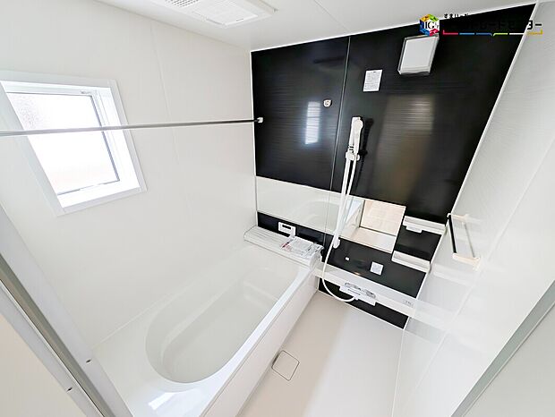 【浴室】毎日の疲れを癒す浴室は1坪タイプで、床は乾きやすく、滑りにくい速乾床を採用しておりお子様とのお風呂タイムも安心してゆったりとくつろげます。