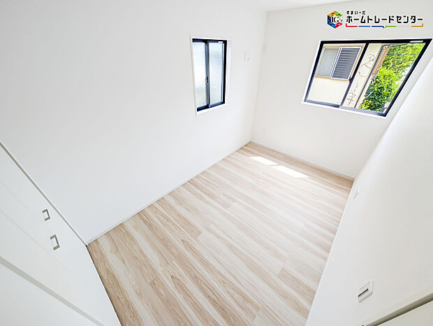 【リビング以外の居室】2面採光を確保した明るい室内は、風通しも良く居心地の良い空間となっております。爽やかな風を感じて起きる朝は、快適生活の始まりに！