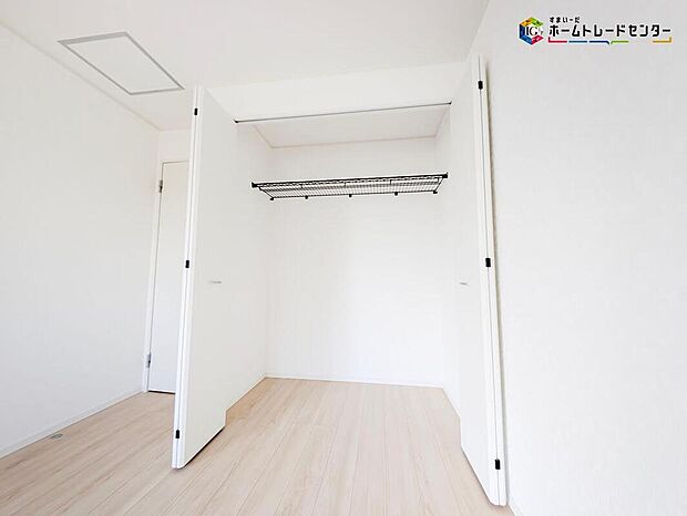 【収納】各居室のクローゼットは衣類だけでなく、鞄などの小物からスーツケースやレジャー用品などの大きな物までたっぷり収納出来ます。
