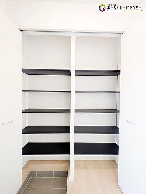 【玄関】上下棚にたっぷり靴を収納できます。「ただいま」と玄関を開けた瞬間から、奥に広がる空間を明るい室内を感じられますね♪