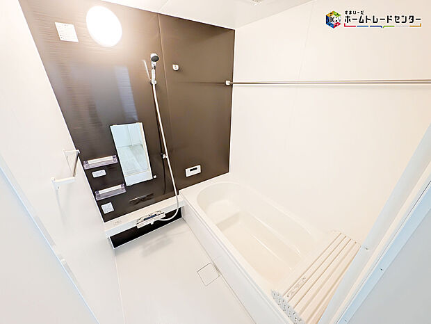 【浴室】毎日の疲れを癒す浴室は１坪タイプで、床は乾きやすく、滑りにくい速乾床を採用しておりお子様とのお風呂タイムも安心してゆったりとくつろげます。