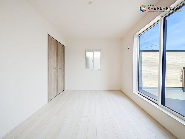 【リビング以外の居室】充分な広さの収納を備え、風通しも良く、大変居心地の良い採光良好な洋室は、快適空間。プライベートの時間もゆったりお寛ぎ頂けそうですね!