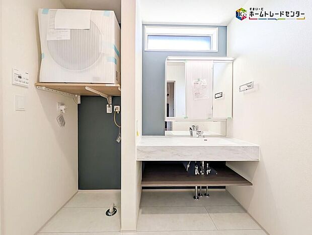 【洗面台・洗面所】ホテルのようなオシャレなデザインが特徴的な洗面化粧台！散らかりがちな洗面台も三面鏡の後ろの収納でスッキリ♪ガス衣類乾燥機も標準仕様！