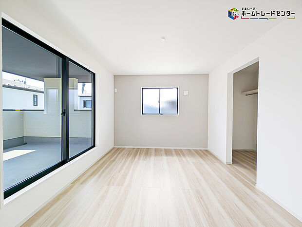 【リビング以外の居室】2面採光を確保した明るい室内は、風通しも良く居心地の良い空間となっております。爽やかな風を感じて起きる朝は、快適生活の始まりに!