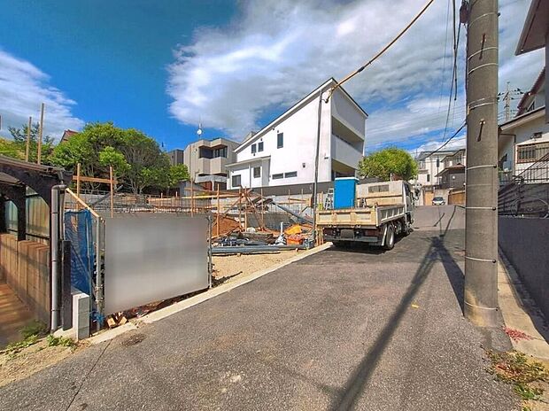 【前面道路含む現地写真】2026年9月完成予定!平日・お仕事帰りなど、いつでもご案内致します!お気軽にお問い合わせ下さい♪