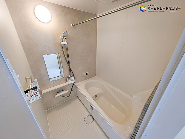 【浴室】毎日の疲れを癒す浴室は1坪タイプで、床は乾きやすく、滑りにくい速乾床を採用しておりお子様とのお風呂タイムも安心してゆったりとくつろげます。