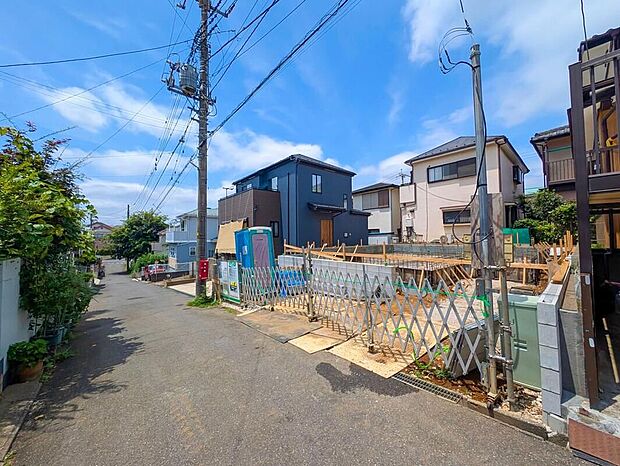 【前面道路含む現地写真】2026年10月完成予定！平日・お仕事帰りなど、いつでもご案内致します！お気軽にお問い合わせ下さい♪