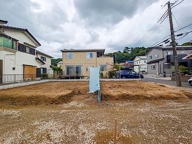 【現地外観写真】嬉しい仕様・設備がたくさん!浴室乾燥機、水回り集中設計、リビングイン階段、和洋室、WIC、駐車1~2台可能等!