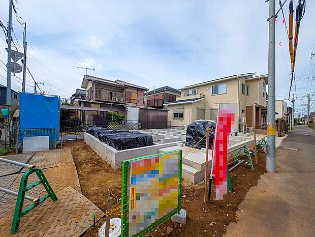【現地外観写真】嬉しい仕様がたくさん!
角地、浴室乾燥機、全洋室、WIC、階段下収納、ホール物入、南面バルコニー、駐車2台可能等!