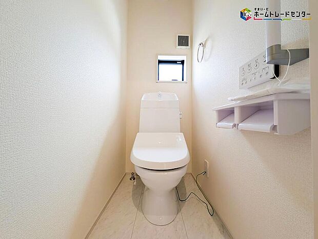 【トイレ】トイレは1階2階それぞれに完備。周辺はスッキリとしているのでお掃除はラクラクです♪1・2階共に温水洗浄器付き便座を標準装備してます♪