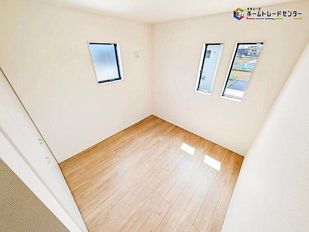 【リビング以外の居室】2面採光を確保した明るい室内は、風通しも良く、大変居心地の良い空間となっております。
爽やかな風を感じて起きる朝は、快適生活の始まりに!