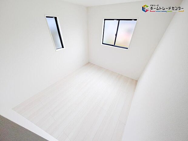 【リビング以外の居室】充分な広さの収納を備え、採光良好な洋室は、快適空間。プライベートの時間もゆったりお寛ぎ頂けそうです。