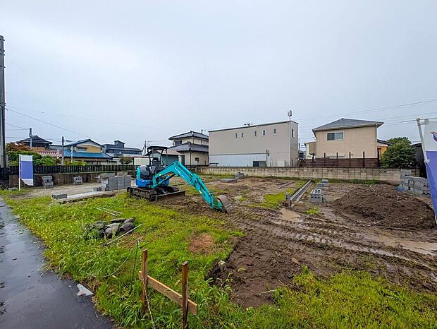 【現地外観写真】嬉しい仕様がたくさん!浴室乾燥機、水廻り集中設計、全洋室、ファミリークローク、WIC、パントリー、リビング収納、ホール物入、タッチレス水栓、人感センサー付きライト、駐車2台可能等♪