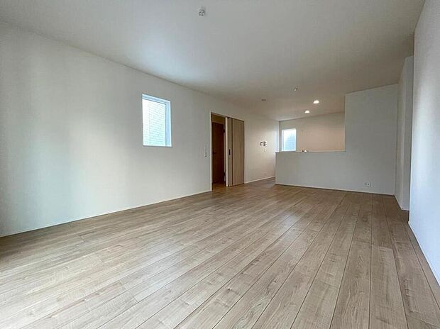 ◆大きな窓は遮音性に優れたペアガラスの窓となっています。リビングでたくさんはしゃいで遊んでも、お子様の声を気にしなくて大丈夫です♪