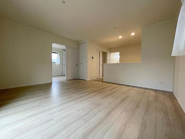 ◆南向きの大きな窓から明るい陽射しがたっぷり入ります。一日を通して陽射しをしっかり取り込んでくれる2面採光なので、夜まで照明いらずで過ごせます♪