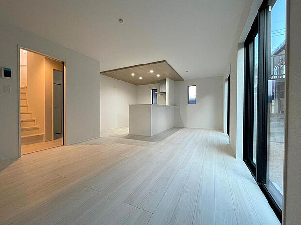 ◆リビングを温かく居心地の良い空間にしてくれる木目調の柔らかな風合い。休日はご家族みんなの癒しや憩いの場となってくれます♪