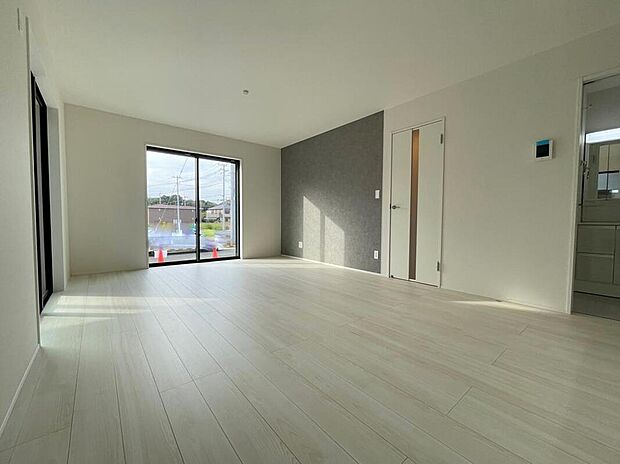 ◆リビングを温かく居心地の良い空間にしてくれる木目調の柔らかな風合い。休日はご家族みんなの癒しや憩いの場となってくれます♪