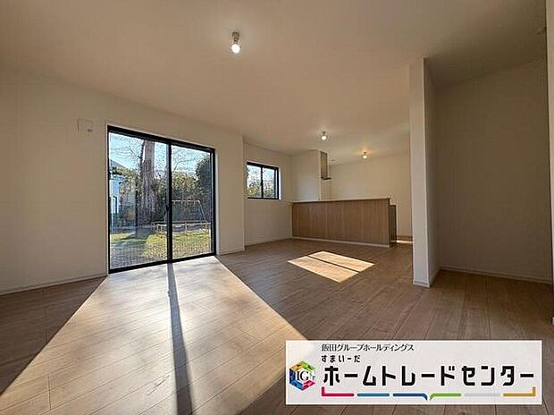 ◆リビングを温かく居心地の良い空間にしてくれる木目調の柔らかな風合い。休日はご家族みんなの癒しや憩いの場となってくれます♪