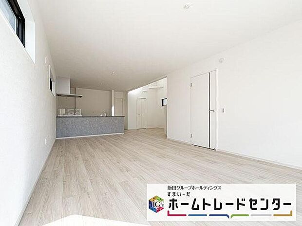 ◆リビングを温かく居心地の良い空間にしてくれる木目調の柔らかな風合い。休日はご家族みんなの癒しや憩いの場となってくれます♪