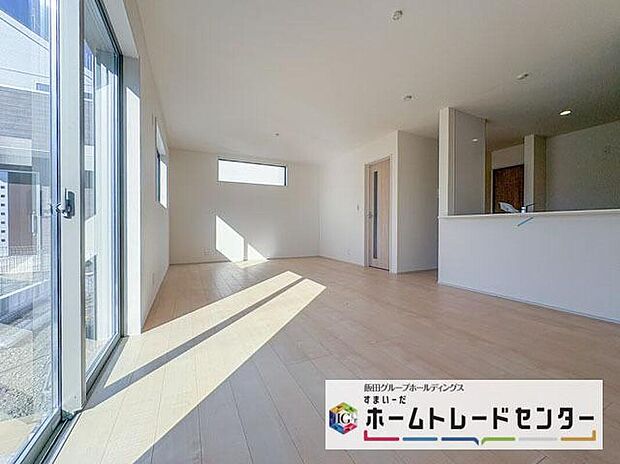 ◆南向きの大きな窓から明るい陽射しがたっぷり入ります。一日を通して陽射しをしっかり取り込んでくれる2面採光なので、夜まで照明いらずで過ごせます♪