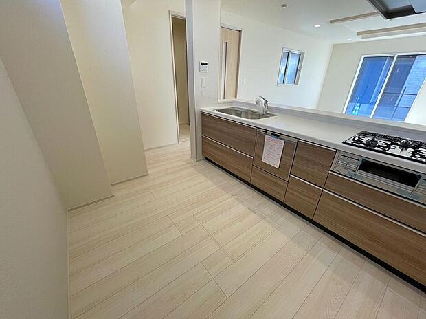 ◆人気の対面式キッチン。お食事の準備をしながらでもご家族とのコミュニケーションを楽しめます♪ぜひご見学の際にはキッチンに立ち、生活をイメージしてください。