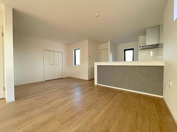 ◆大きな窓は遮音性に優れたペアガラスの窓となっています。リビングでたくさんはしゃいで遊んでも、お子様の声を気にしなくて大丈夫です♪