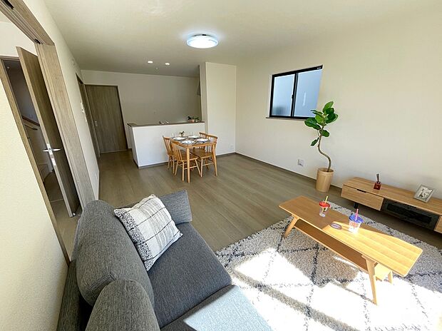 ◆大きな窓は遮音性に優れたペアガラスの窓となっています。リビングでたくさんはしゃいで遊んでも、お子様の声を気にしなくて大丈夫です♪