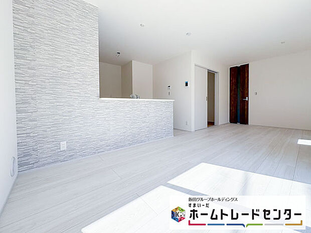 ◆南向きの大きな窓から明るい陽射しがたっぷり入ります。一日を通して陽射しをしっかり取り込んでくれる2面採光なので、夜まで照明いらずで過ごせます♪