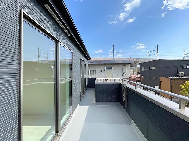 ◆南向きのバルコニーの前には雲以外に太陽を遮るものがありません。お洗濯物も乾きやすく、何より明るく気持ちのいい光が入ってきます。