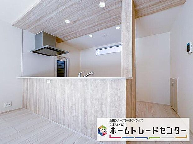 家族の笑顔が見える、開放感たっぷりの対面キッチン。料理中も会話が弾むこの場所は、住まいの中心になります。内覧の際はぜひキッチンに立ち、心地よい暮らしのワンシーンを体感してみてください。