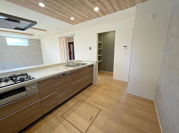 ◆人気の対面式キッチン。お食事の準備をしながらでもご家族とのコミュニケーションを楽しめます♪ぜひご見学の際にはキッチンに立ち、生活をイメージしてください。