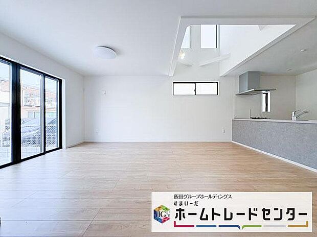 ◆リビングを温かく居心地の良い空間にしてくれる木目調の柔らかな風合い。休日はご家族みんなの癒しや憩いの場となってくれます♪