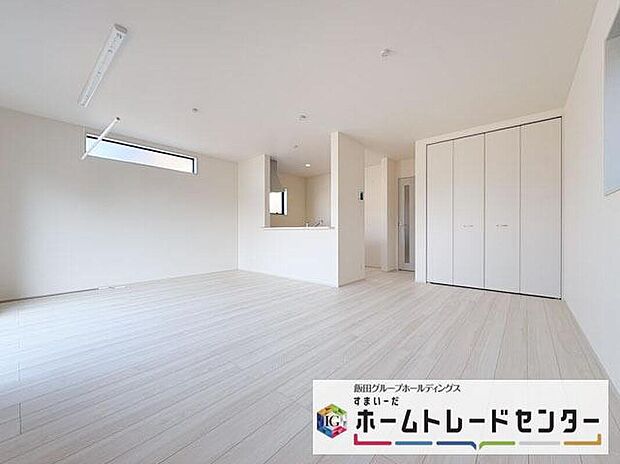 ◆南向きの大きな窓から明るい陽射しがたっぷり入ります。一日を通して陽射しをしっかり取り込んでくれる2面採光なので、夜まで照明いらずで過ごせます♪